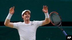 Andy Murray célébrant sa victoire sur Milos Raonic au tournoi de la finale de Wimbledon, Angleterre le 10 juillet 2016 