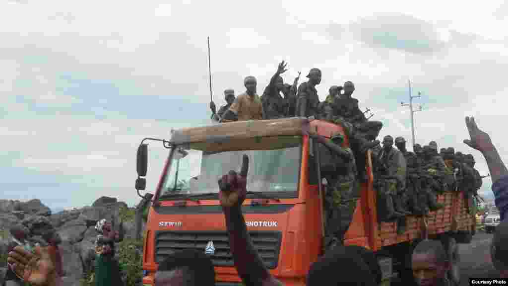 M23 rebels celebrating their takeover of Goma, DRC, November 20, 2012. (A. Malivika/VOA)