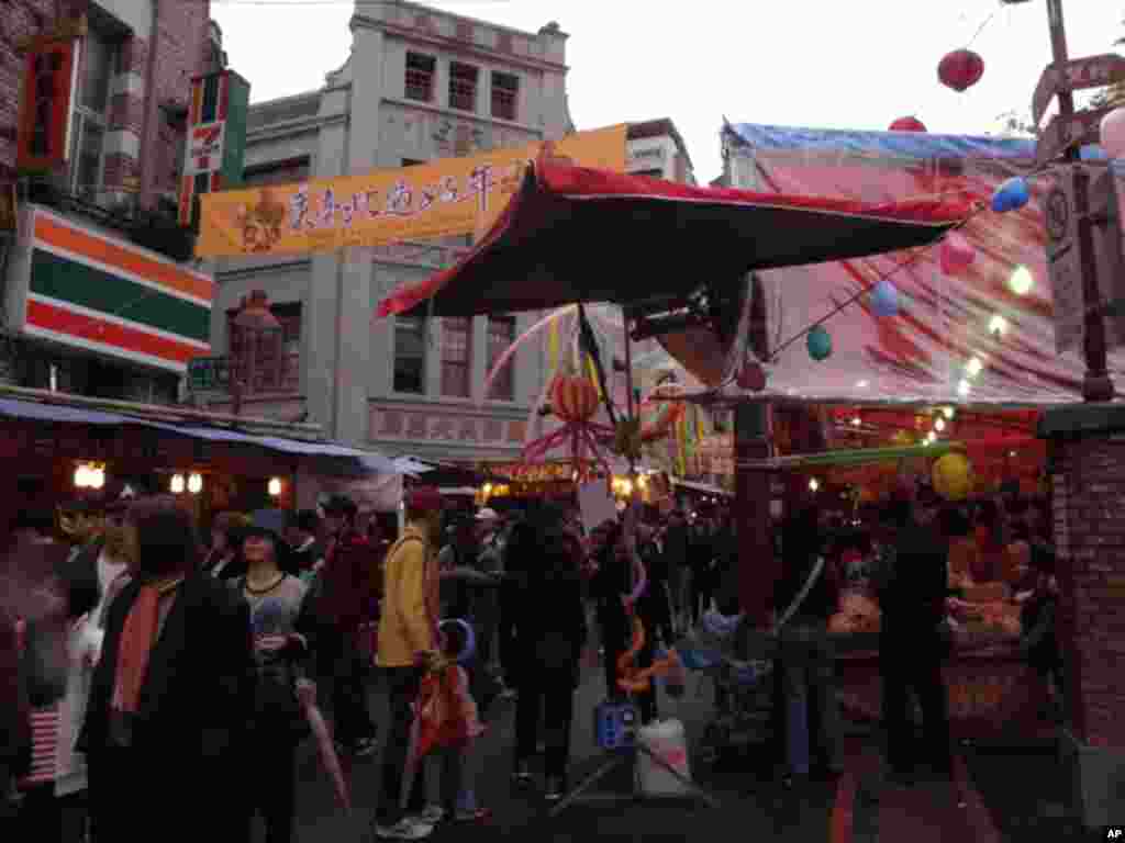 既逛街又采买年货，过年气氛浓