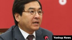 심재철 한국 새누리당 최고위원이 6일 국회 당대표실에서 열린 최고위원회의에서 모두발언하고 있다.