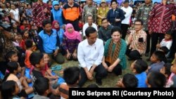 Presiden dan Ibu Negara Iriana Joko Widodo Berbincang dan Bercengkerama dengan Para Pengungsi Erupsi Gunung Agung Bali di Kabupaten Klungkung Bali (courtesy: Biro Setpres RI)