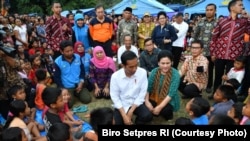 Presiden dan Ibu Negara Iriana Joko Widodo Berbincang dan Bercengkerama dengan Para Pengungsi Erupsi Gunung Agung Bali di Kabupaten Klungkung Bali (courtesy: Biro Setpres RI)