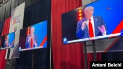 Fotografía de la sala de prensa en la sede de TelevisaUnivision en la ciudad de Doral, Florida, donde se celebró una sesión de preguntas y respuestas con el candidato republicano Donald Trump, este 16 de octubre de 2024. (Foto: Antoni Belchi / VOA)