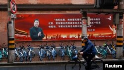 Spanduk bergambar Presiden China Xi Jinping di depan Gedung Kongres Rakyat Nasional (NPC), di Shanghai, China 1 Maret 2021. (REUTERS / Aly Song)
