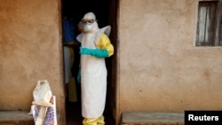 Wasu ma'aikatan lafiya yayin da suka kai dauki a wani gida da aka samu wani da cutar Ebola a Congo 