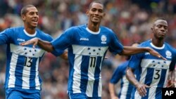 El hondureño Jerry Bengtson (11) celebra con sus compañeros Eddie Hernández (13) y Maynor Figueroa, luego de anotar su segundo gol, durante el juego que Honduras empató con Marruecos, a dos tantos.