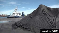 Batubara Korut sedang dibongkar ke pelabuhan muat di Pelabuhan Pohang, Korea Selatan.