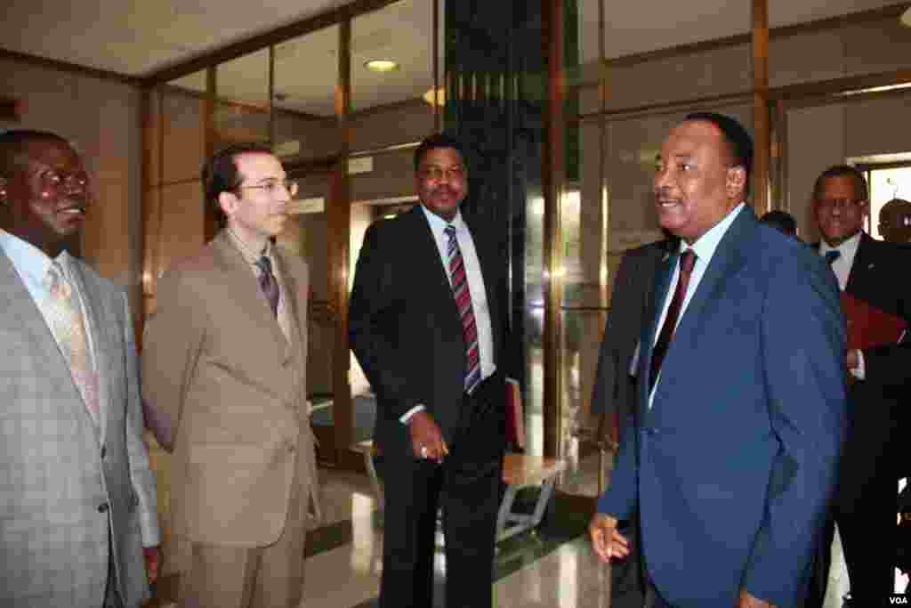 VOA&#39;s French to Africa service chief Jeremy Groce greets Niger President Mahamadou Issoufou.