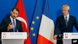 Turkey's Treasury and Finance Minister Berat Albayrak, left, and France's Finance Minister Bruno Le Maire make declarations to the media at the ministry in Paris, France, Aug. 27, 2018.
