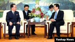 지난해 8월 베이징을 방문한 북한 장성택 국방위원회 부위원장 후진타오 국가주석(오른쪽)을 면담했다.