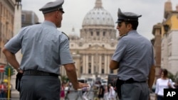 Dua polisi Italia siaga menjaga keamanan (foto: dok). Polisi Italia menangkap lebih dari 160 anggota kelompok mafia, hari Rabu (28/1).