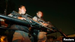 Policías federales hacen guardia durante una operación antinarcóticos en el peligroso barrio de 'Tepito', en el centro de la Ciudad de México, 2007. REUTERS.