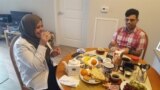 타밈 알말리키, 알리 알말리키 남매가 집에서 중동식 아침식사를 하고 있다.