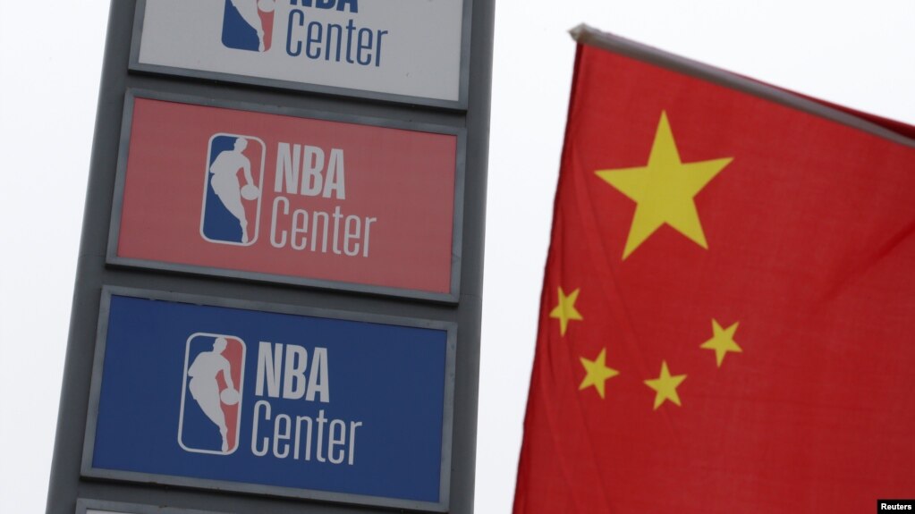 中国天津NBA中心外的中国国旗与NBA标识。（2019年10月10日）(photo:VOA)