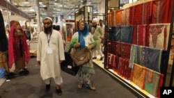 Pengunjung dalam pameran "Lifestyle Pakistan" di New Delhi. (Foto: Dok)