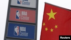 中国天津NBA中心外的中国国旗与NBA标识。（2019年10月10日）