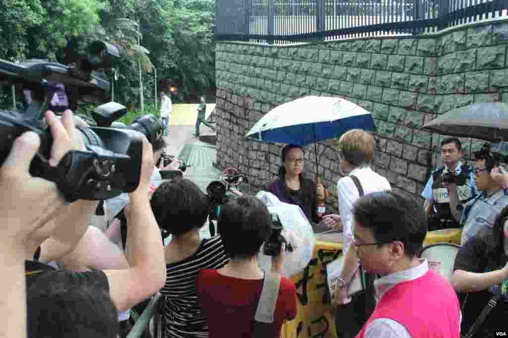 香港数百人在遮打花园和美国驻香港总领事馆前声援斯诺登（美国之音海彦拍摄）