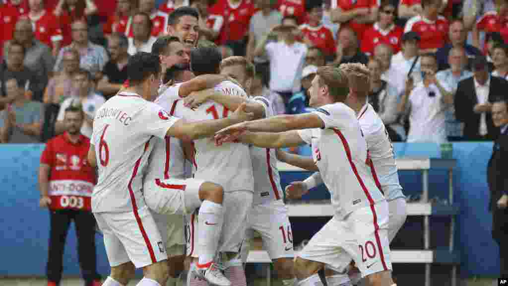 Les joueurs polonais célèbrent après la qualification pour les quarts de finale, le 25 Juin, 2016.