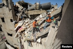 Tim penyelamat berupaya menyelamatkan jenazah seorang gadis Palestina dari bawah reruntuhan rumah yang terkena serangan Israel, di tengah konflik Israel-Hamas, di Kota Gaza, 19 September 2024. (Foto: Reuters)