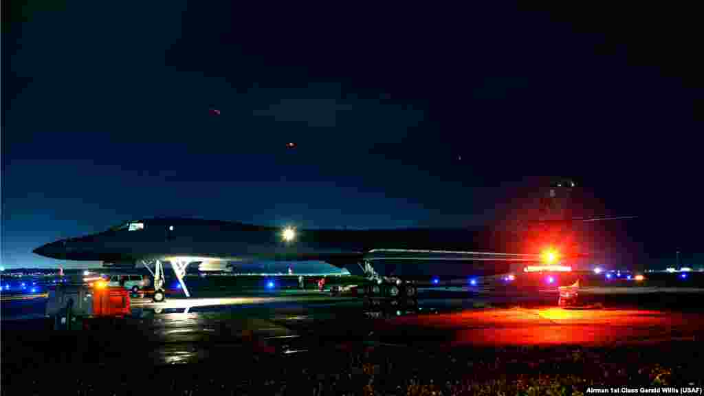 关岛安德森空军基地之夜， 美国空军B-1B轰炸机。（2017年7月30日）