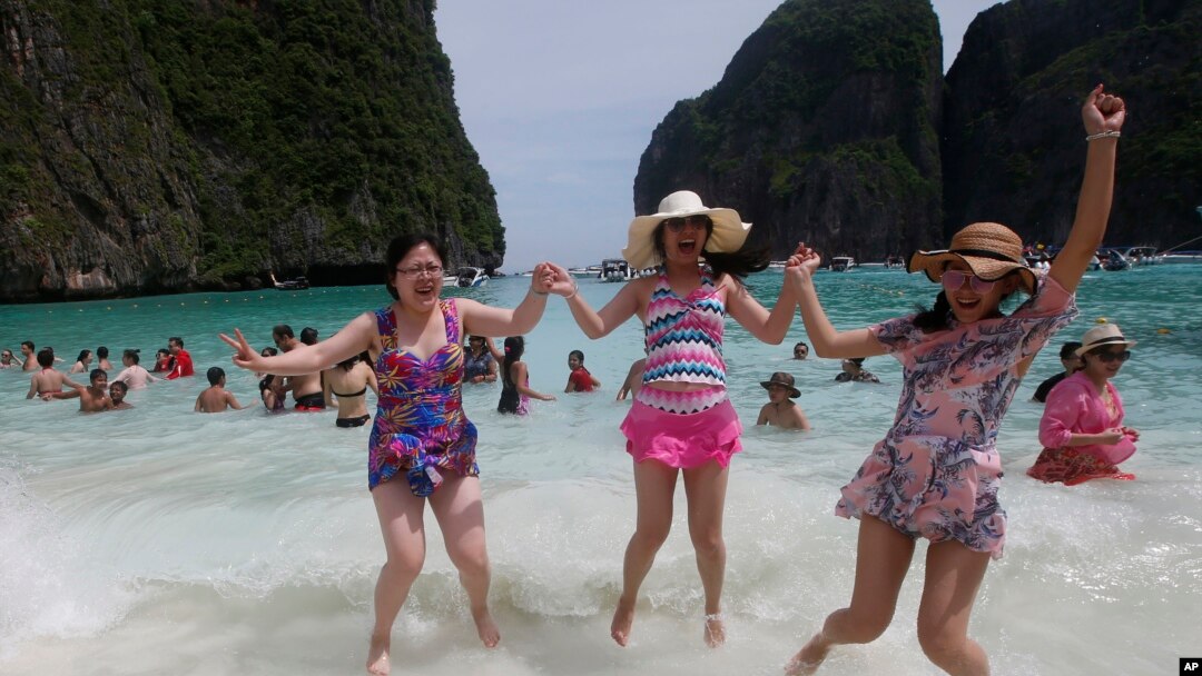 Para turis menikmati liburan di pantai Teluk Maya, Pulau Phi Phi leh, provinsi Krabi, Thailand. 