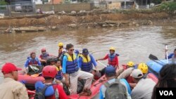 Dubes Blake di Ciliwung (VOA/Andylala)