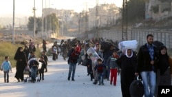 مردم در حال خروج از محله های شرق حلب - ۲۷ نوامبر 