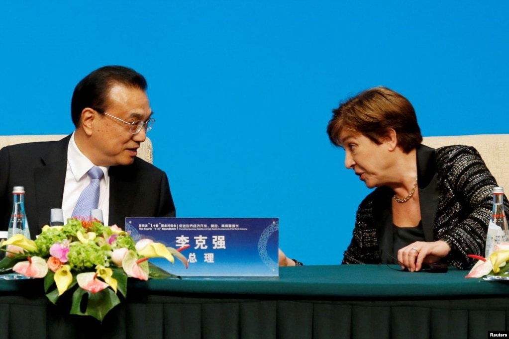 资料照：2019 年 11 月 21 日，在中国北京钓鱼台国宾馆举行的“1+6”圆桌会议之后的新闻发布会上，国际货币基金组织（IMF）总裁克里斯塔利娜·格奥尔基耶娃与中国总理李克强进行了会谈。(photo:VOA)