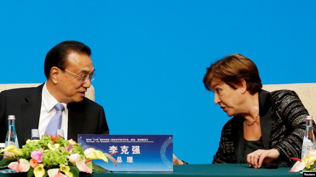 2019 年 11 月 21 日，在中国北京钓鱼台国宾馆举行的“1+6”圆桌会议之后的新闻发布会上，国际货币基金组织（IMF）总裁克里斯塔利娜·格奥尔基耶娃与中国总理李克强进行了会谈。(photo:VOA)