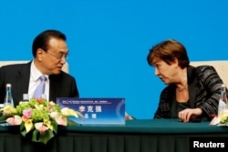 资料照：2019 年 11 月 21 日，在中国北京钓鱼台国宾馆举行的“1+6”圆桌会议之后的新闻发布会上，国际货币基金组织（IMF）总裁克里斯塔利娜·格奥尔基耶娃与中国总理李克强进行了会谈。