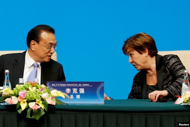 资料照：2019 年 11 月 21 日，在中国北京钓鱼台国宾馆举行的“1+6”圆桌会议之后的新闻发布会上，国际货币基金组织（IMF）总裁克里斯塔利娜·格奥尔基耶娃与中国总理李克强进行了会谈。