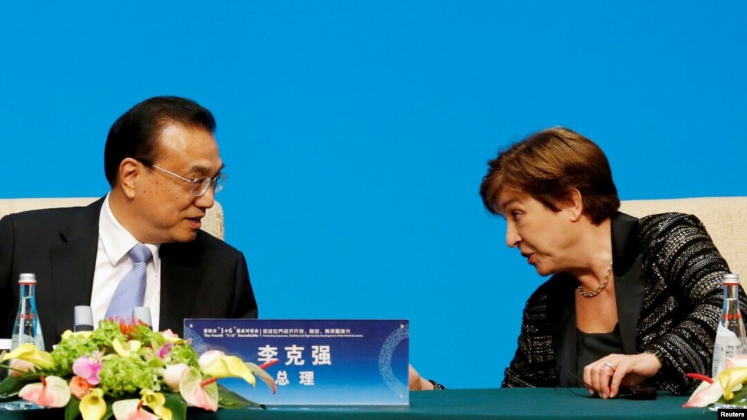 2019 年 11 月 21 日，在中国北京钓鱼台国宾馆举行的“1+6”圆桌会议之后的新闻发布会上，国际货币基金组织（IMF）总裁克里斯塔利娜·格奥尔基耶娃与中国总理李克强进行了会谈。