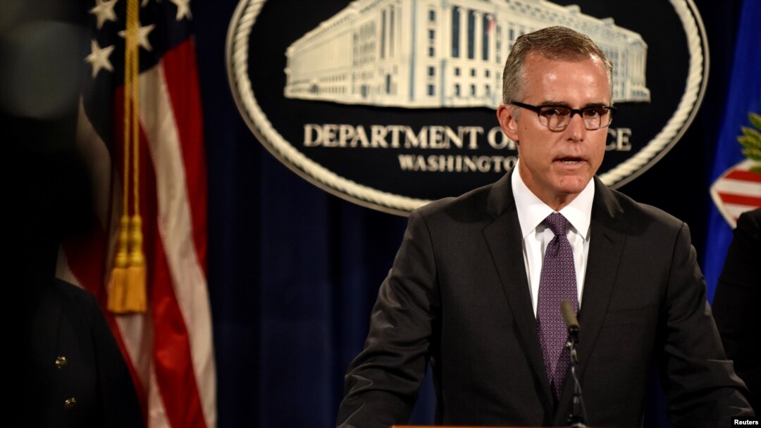 ARSIP – Wakil Direktur FBI, melakukan konferensi pers di Washington, 20 Juli 2016 (foto: REUTERS/James Lawler Duggan)