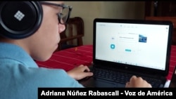 Un adolescente asiste a clases en línea en Venezuela en 2021.