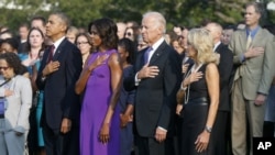 Presiden Obama, ibu negara Michelle Obama dan Wapres Joe Biden menghormati para korban serangan teroris 11 September 2001 dalam upacara di Gedung Putih (11/9). 