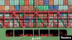 Las importaciones de bienes estadounidenses a China bajaron 31,4% comparado con el año anterior a 9.400 millones de dólares, mientras que las exportaciones al mercado norteamericano declinaron en 7,8% a 39.300 millones de dólares.