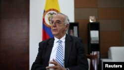 El ministro de Defensa de Colombia, Iván Velásquez, habla durante una entrevista con Reuters en Bogotá, Colombia, el 8 de octubre de 2022.