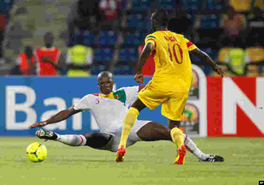 Mali's Modibo Maiga challenges Guinea's Dianbodo Balde during their African Nations Cup Group D soccer match at Franceville Stadium