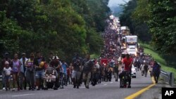 Arhiva - Migranti hodaju duž autoputa ka Eskuintli, država Čiapas, 28. oktobra 2021, na putu kad severnim državama Meksika i dalje ka granici SAD.