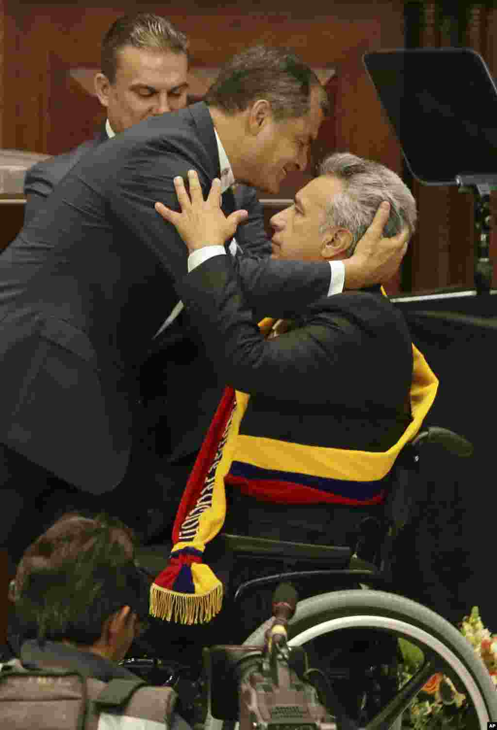 انتقال قدرت بین&nbsp;رافائل کورئا رئیس جمهوری سابق&nbsp;اکوادور و&nbsp;لنین مورنو رئیس جمهوری جدید در مراسم ادای سوگند او در این کشور. 
