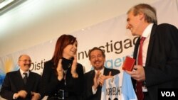 La presidenta Cristina Fernández sufrió un golpe contra una reja de seguridad.