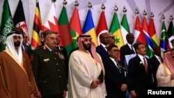 Putra mahkota Saudi Mohammed bin Salman (tengah) berfoto dengan kepala staf koalisi militer negara Islam kontra terorisme di Riyadh, 26 Noveber 2017. 