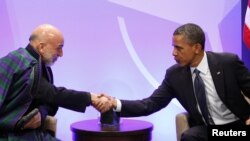 El presidente Barack Obama se reunió con Hamid Karzai en la cumbre de la OTAN en mayo de 2012 en Chicago. 