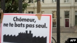 Banderole brandie lors d'une manifestation devant le siège du PS, rue Solferino à Paris, le 7 juin 2016.