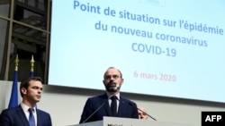 Le Premier ministre français Edouard Philippe (R) et le ministre de la Santé Olivier Veran lors d'une conférence de presse à la suite d'une réunion des ministres sur l'épidémie de coronavirus, à Paris, France, le 6 mars 2020.