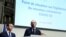 Le Premier ministre français Edouard Philippe (R) et le ministre de la Santé Olivier Veran lors d'une conférence de presse à la suite d'une réunion des ministres sur l'épidémie de coronavirus, à Paris, France, le 6 mars 2020.