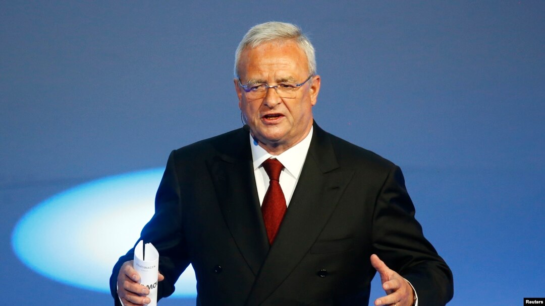 ARSIP – CEO Vokswagen saat itu, Martin Winterkorn, tampil dalam pidato penutupan pada malam kelompok Volkswagen sebelum Frankfurt Motor Show (IAA) di Frankfurt, Jerman, 14 September 2015 (foto: REUTERS/Kai Pfaffenbach)