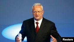 ARSIP – CEO Vokswagen saat itu, Martin Winterkorn, tampil dalam pidato penutupan pada malam kelompok Volkswagen sebelum Frankfurt Motor Show (IAA) di Frankfurt, Jerman, 14 September 2015 (foto: REUTERS/Kai Pfaffenbach)