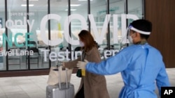 Una mujer que llega de China entra en un centro de pruebas en el Aeropuerto Internacional de Incheon, Corea del Sur, el jueves 5 de enero de 2023. 