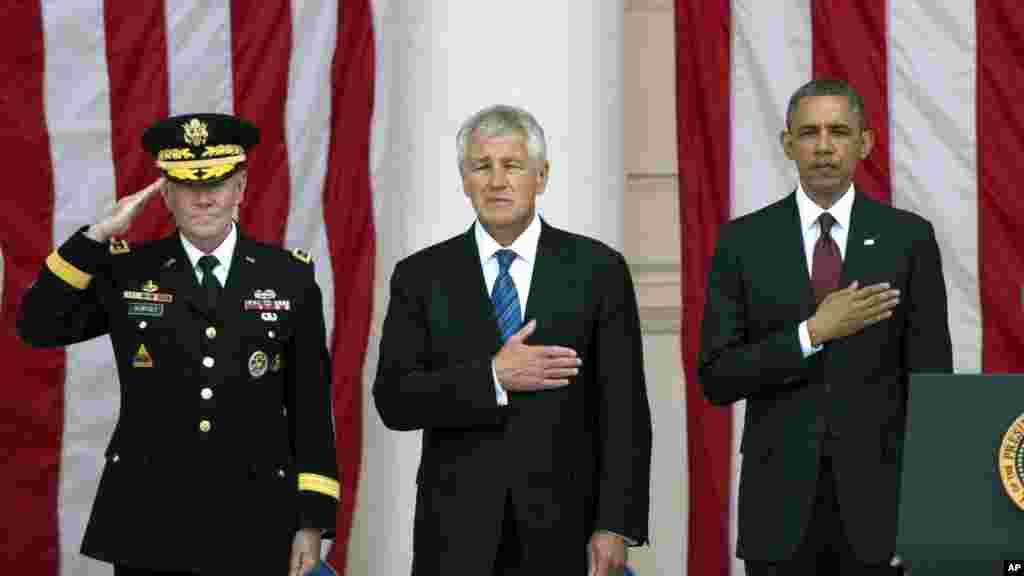 미국 알링턴 국립묘지에서 27일 열린 메모리얼데이 기념식에 바락 오바마 미국 대통령과 척 헤이글 국방장관, 마틴 뎀시 합참의장(오른쪽부터)이 참석했다.